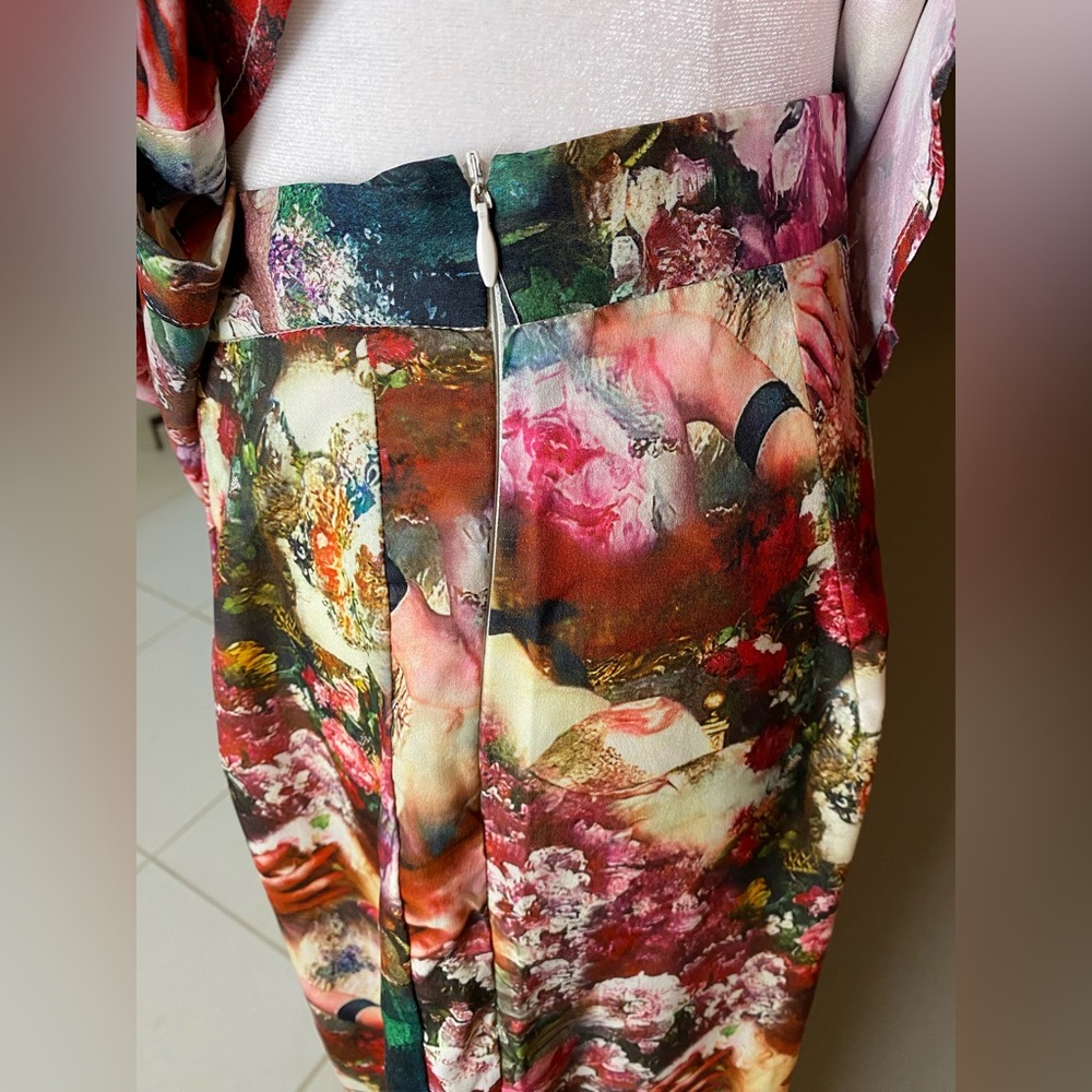 PrettyLittleThing 2pc Rose Femme
Renaissance Print Satin Shirt & Pants Set -Sz 6 - Picture 9 of 10